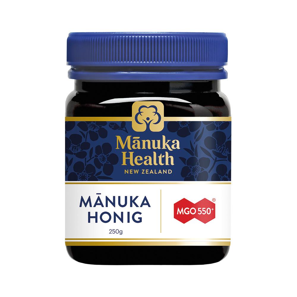 Ein Glas mit Manuka-Honig und blauem Deckel, Etikett mit MGO 550+ Aufdruck.